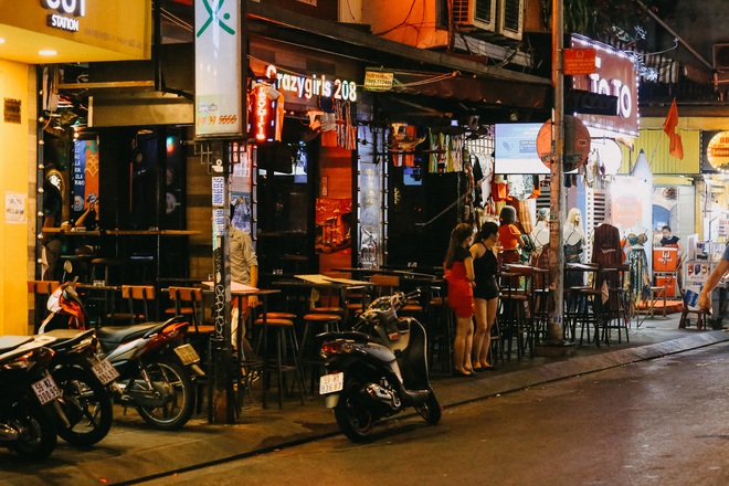 Phố Tây Bùi Viện ế ẩm vì dịch Covid-19 trước giờ tạm dừng hoạt động: Từ con phố sôi động đến nơi vắng lặng nhất Sài Gòn, miễn phí đồ uống cũng chẳng có khách - Ảnh 17.