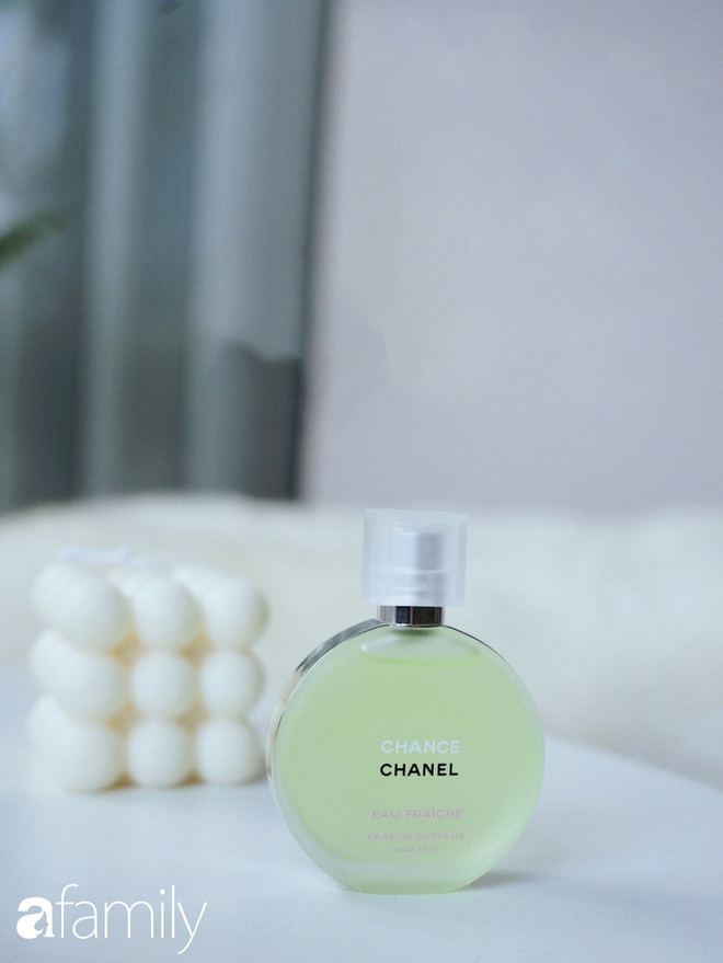 Xịt nước hoa l&ecirc;n t&oacute;c vừa thơm l&acirc;u lại vừa tinh tế, v&agrave; đ&acirc;y l&agrave; 4 chai nước hoa d&agrave;nh ri&ecirc;ng cho t&oacute;c được c&aacute;c BTV l&agrave;m đẹp kết nhất - Ảnh 5.