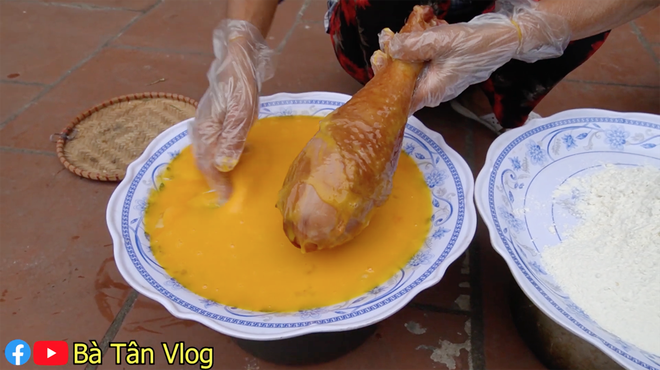 Trình độ nấu ăn của bà Tân Vlog ngày càng xịn rồi này: xem bà rán đùi gà siêu to khổng lồ mà trơn tru, làm đủ các bước mà còn chín vàng giòn - Ảnh 4.