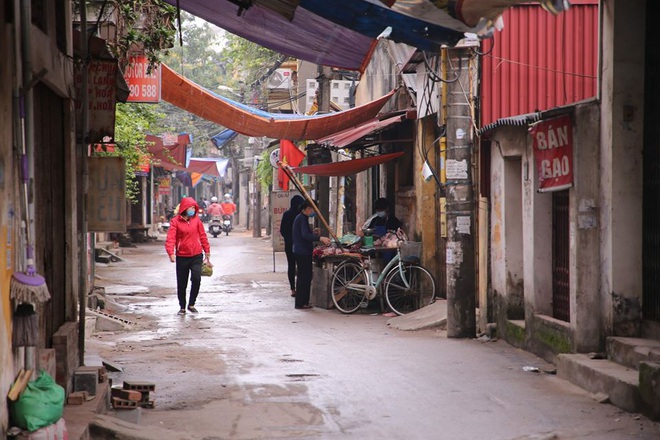 Hà Nội lập rào chắn cách ly, phun thuốc khử trùng quanh khu vực có ca nhiễm Covid-19 thứ 39 - Ảnh 7.