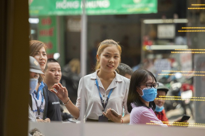 Chuỗi mì cay Sasin cùng Quốc Trường gây náo loạn cả khu phố khi trực tiếp phát mì gói trợ giá cho người dân - Ảnh 8.