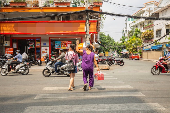 Chuỗi mì cay Sasin cùng Quốc Trường gây náo loạn cả khu phố khi trực tiếp phát mì gói trợ giá cho người dân - Ảnh 13.