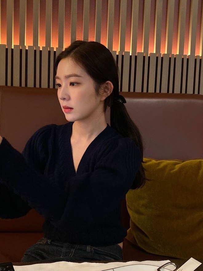 3 cách buộc tóc được Irene (Red Velvet) ưu ái nhất: Nhiều kiểu thao tác úi xùi mà vẫn xinh tươi, sành điệu miễn bàn - Ảnh 1.