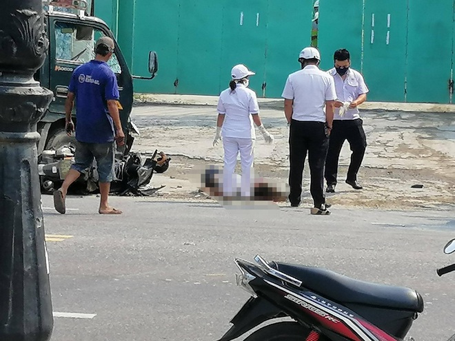 Nữ t&agrave;i xế l&aacute;i xe tải va chạm với xe m&aacute;y, 1 c&ocirc; g&aacute;i tử vong thương t&acirc;m - Ảnh 1.