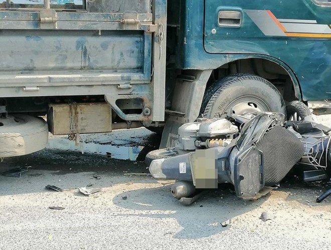 Nữ tài xế lái xe tải va chạm với xe máy, 1 cô gái tử vong thương tâm - Ảnh 2.