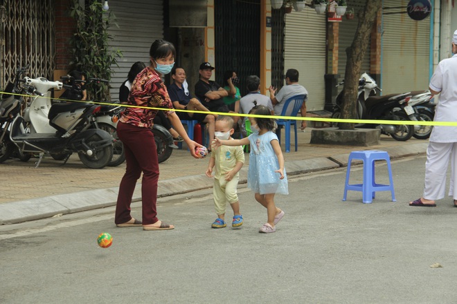 Người dân trong khu cách ly ở Hà Nội: “Công an, bệnh viện mới khổ chứ tôi còn đang béo ra đây này!” - Ảnh 15.