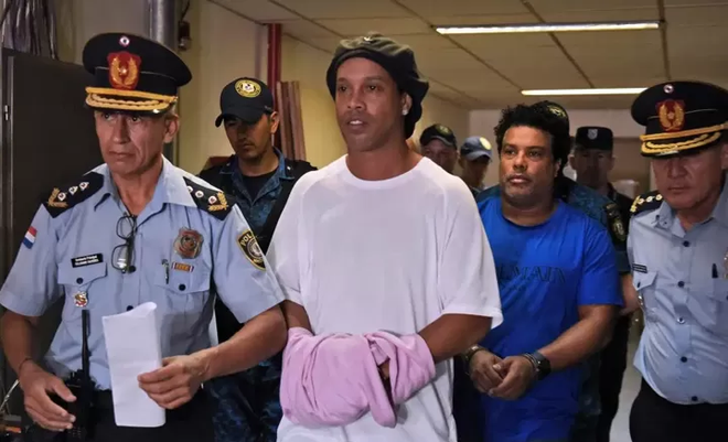 Huyền thoại Ronaldinho sống sung sướng trong tù: Thoải mái uống rượu, được bạn tù săn đón xin chữ ký - Ảnh 2.