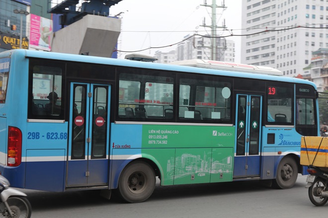 Giờ cao điểm, xe buýt ở Hà Nội vắng khách vì dịch COVID-19 - Ảnh 1.