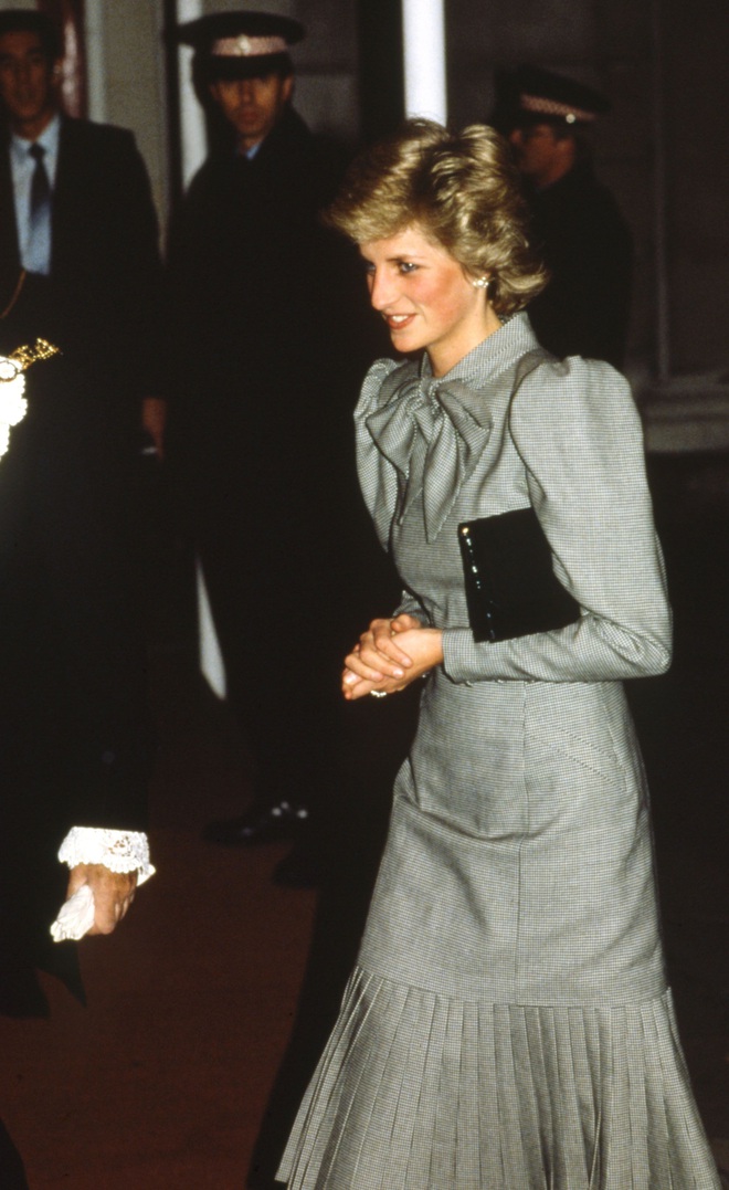 Công nương Diana cũng là fan của đồ điệu, loạt váy áo bánh bèo mà các chị em mê mệt được bà diện đẹp xuất sắc chỉ bằng vài chiêu đơn giản - Ảnh 17.