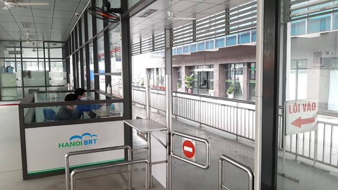 Giờ cao điểm, xe buýt ở Hà Nội vắng khách vì dịch COVID-19 - Ảnh 3.