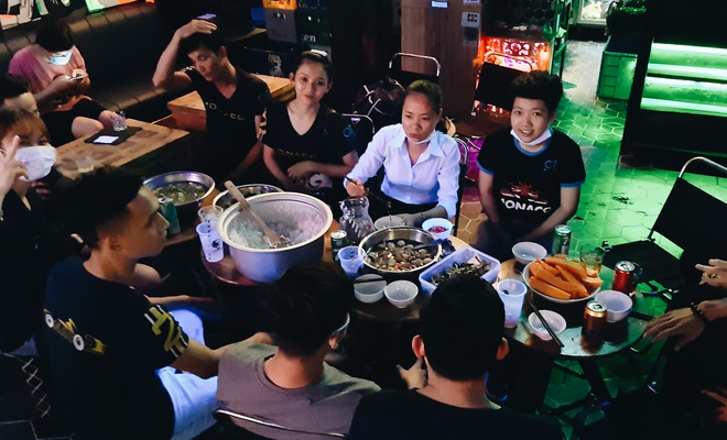 Chùm ảnh: Hàng loạt quán bar, karaoke ở trung tâm Sài Gòn đóng cửa để phòng dịch Covid-19 - Ảnh 13.