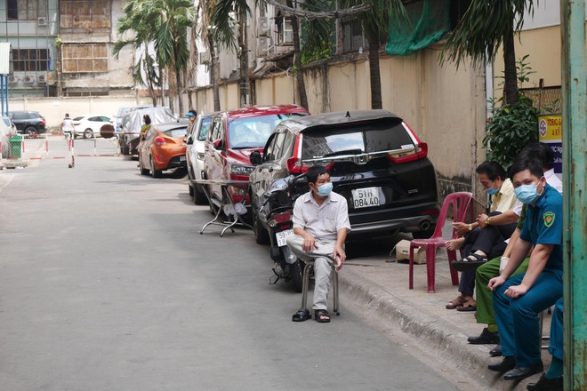 TP.HCM cách ly chung cư hơn 1.000 dân nơi bệnh nhân thứ 48 sinh sống: Nội bất xuất, ngoại bất nhập - Ảnh 7.