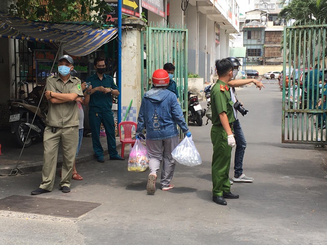 TP.HCM cách ly chung cư hơn 1.000 dân nơi bệnh nhân thứ 48 sinh sống: Nội bất xuất, ngoại bất nhập - Ảnh 11.