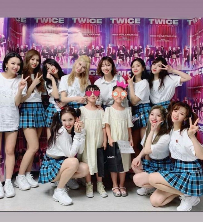 Bà xã của MC Idol Room hiếm hoi lộ diện bên cạnh TWICE: Nhan sắc thời trẻ không thua kém sao nữ nào - Ảnh 1.