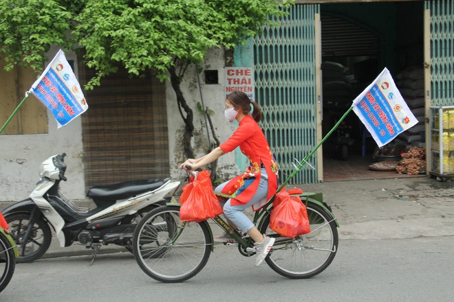 Đoàn xe đạp bật nhạc nhạc “Ghen Cô Vi” lại lỉnh kỉnh khẩu trang, xà bông đi tặng người khó khăn phòng dịch COVID-19 - Ảnh 7.