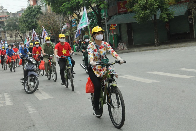 Đoàn xe đạp bật nhạc nhạc “Ghen Cô Vi” lại lỉnh kỉnh khẩu trang, xà bông đi tặng người khó khăn phòng dịch COVID-19 - Ảnh 1.