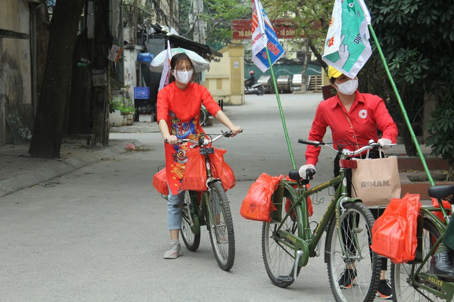 Đoàn xe đạp bật nhạc nhạc “Ghen Cô Vi” lại lỉnh kỉnh khẩu trang, xà bông đi tặng người khó khăn phòng dịch COVID-19 - Ảnh 10.
