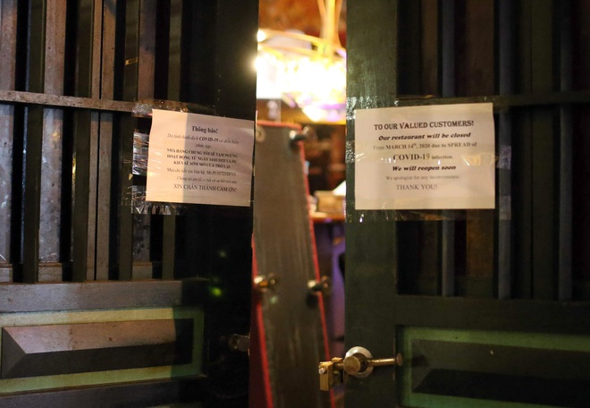 Khung cảnh vắng lặng ở phố Tây Tạ Hiện sau khi chính quyền Hà Nội yêu cầu đóng cửa các quán bar, karoke phòng dịch Covid-19 - Ảnh 3.