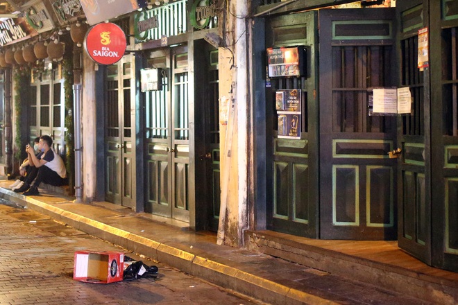 Khung cảnh vắng lặng ở phố Tây Tạ Hiện sau khi chính quyền Hà Nội yêu cầu đóng cửa các quán bar, karoke phòng dịch Covid-19 - Ảnh 10.