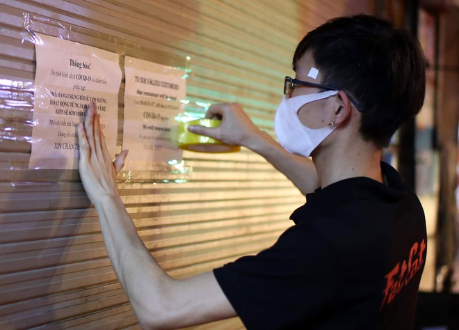 Khung cảnh vắng lặng ở phố Tây Tạ Hiện sau khi chính quyền Hà Nội yêu cầu đóng cửa các quán bar, karoke phòng dịch Covid-19 - Ảnh 2.