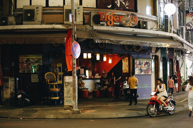 Chùm ảnh: Hàng loạt quán bar, karaoke ở trung tâm Sài Gòn đóng cửa để phòng dịch Covid-19 - Ảnh 3.