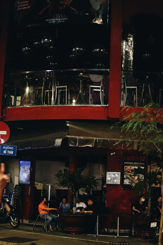Chùm ảnh: Hàng loạt quán bar, karaoke ở trung tâm Sài Gòn đóng cửa để phòng dịch Covid-19 - Ảnh 11.