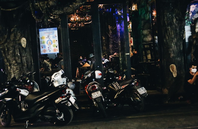 Chùm ảnh: Hàng loạt quán bar, karaoke ở trung tâm Sài Gòn đóng cửa để phòng dịch Covid-19 - Ảnh 10.