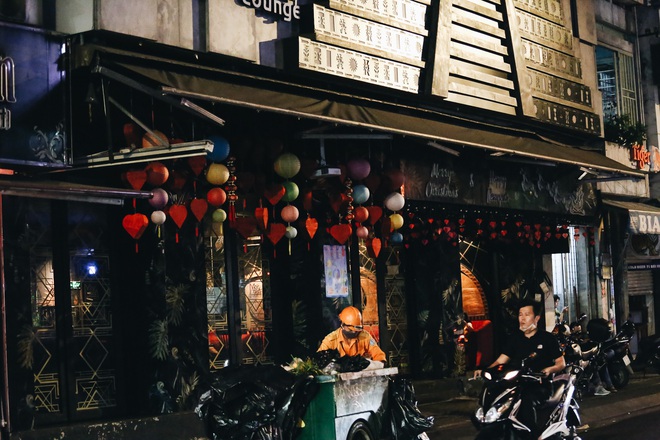 Chùm ảnh: Hàng loạt quán bar, karaoke ở trung tâm Sài Gòn đóng cửa để phòng dịch Covid-19 - Ảnh 9.