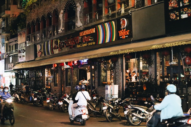 Chùm ảnh: Hàng loạt quán bar, karaoke ở trung tâm Sài Gòn đóng cửa để phòng dịch Covid-19 - Ảnh 6.