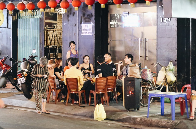 Chùm ảnh: Hàng loạt quán bar, karaoke ở trung tâm Sài Gòn đóng cửa để phòng dịch Covid-19 - Ảnh 17.