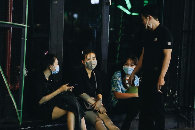 Chùm ảnh: Hàng loạt quán bar, karaoke ở trung tâm Sài Gòn đóng cửa để phòng dịch Covid-19 - Ảnh 15.