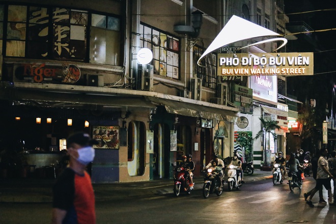 Chùm ảnh: Hàng loạt quán bar, karaoke ở trung tâm Sài Gòn đóng cửa để phòng dịch Covid-19 - Ảnh 2.