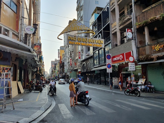 TP.HCM: Tiến hành rào chắn, hạn chế ra vào một con hẻm đường Bùi Viện, nơi có người nghi nhiễm Covid-19 - Ảnh 1.