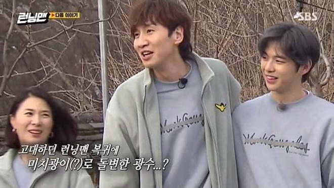 Lee Kwang Soo lần đầu lộ diện sau tai nạn nghiêm trọng, chiếm luôn spotlight của center quốc dân Kang Daniel - Ảnh 3.