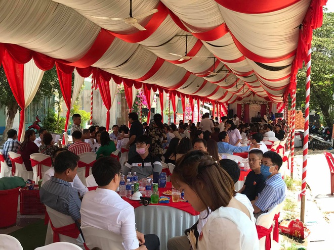 Bình Dương: 200 khách dự đám cưới cô dâu Việt và chú rể Hàn được đo thân nhiệt, nhập tiệc vẫn đeo khẩu trang phòng Covid-19 - Ảnh 3.