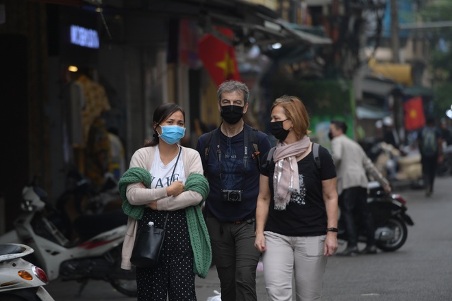 Ngày đầu áp dụng việc đeo khẩu trang nơi công cộng: Người đeo người không, nhiều du khách nước ngoài vẫn chưa thực hiện đúng quy định - Ảnh 2.