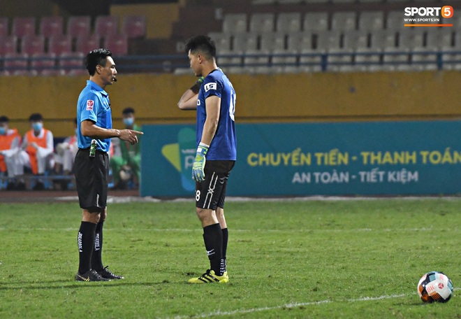 Thủ thành của HAGL có biểu hiện ho trong suốt trận đấu, bất ngờ với lý do đằng sau - Ảnh 7.