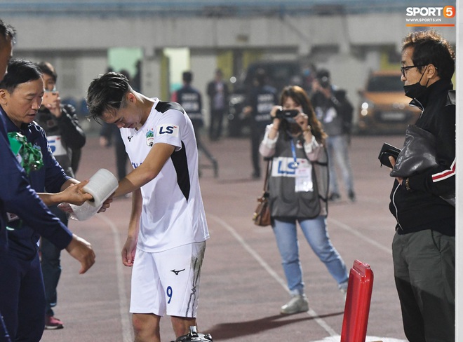 Văn Toàn nén đau, gượng cười nói chuyện với trợ lý Lee Young-jin sau trận hòa nhọc nhằn với Viettel FC - Ảnh 5.