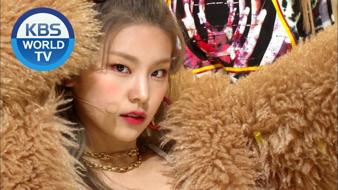 Yeji hóa mèo xù với áo lông to sụ, netizen vẫn hú hét vì cô nàng vừa thần thái vừa dễ thương level max - Ảnh 2.