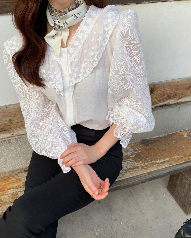 Đáng sắm nhất lúc này là áo blouse tay bồng, diện thế nào cũng ra được vẻ chanh sả kiêu kỳ - Ảnh 11.