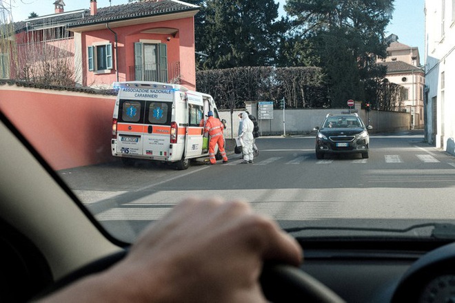 Đời sống thường nhật bên trong khu cách ly Covid-19 ở Italy - Ảnh 9.