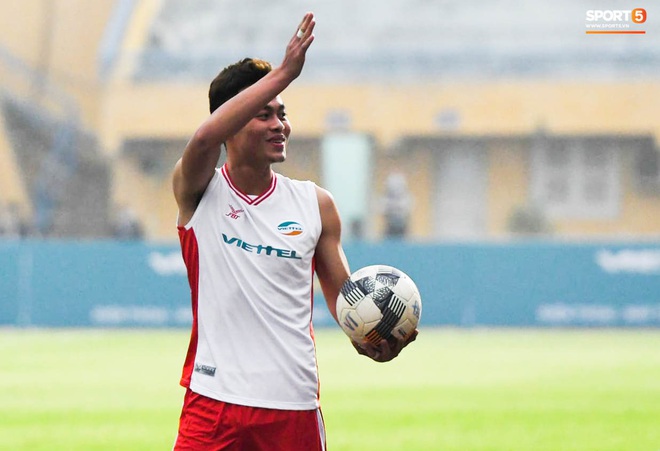 Tuyển thủ U23 Việt Nam làm động tác hài hước khi phải thi đấu trên sân không khán giả vì Covid-19 - Ảnh 2.