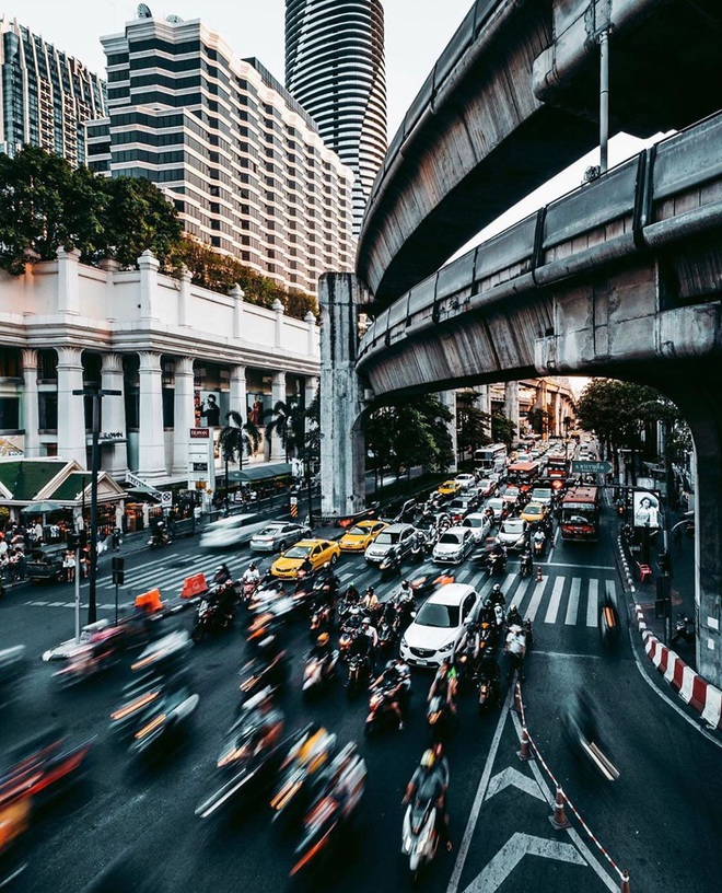 Đường phố Bangkok: Những con phố bừng sáng và đầy sức sống của Bangkok chắc chắn sẽ khiến bạn say đắm. Bức ảnh chụp lại đường phố Bangkok sẽ làm bạn mê mẩn với những tòa nhà cao tầng và những tiệm ăn đường phố đặc trưng.
