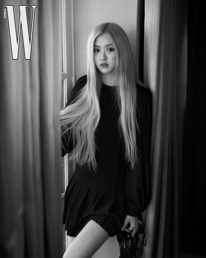 IU v&agrave; Ros&eacute; (BLACKPINK) đụng phong c&aacute;ch tr&ecirc;n b&igrave;a tạp ch&iacute;: Mỹ nữ nh&agrave; YG qu&aacute; xinh nhưng một m&agrave;u so với em g&aacute;i quốc d&acirc;n? - Ảnh 2.