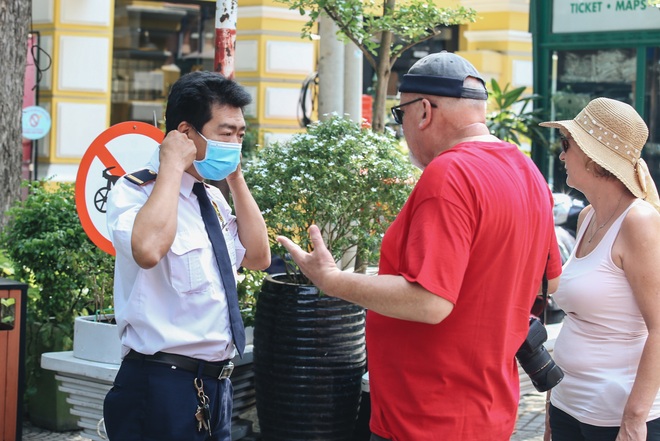 Ngày đầu áp dụng việc đeo khẩu trang nơi công cộng: Người đeo người không, nhiều du khách nước ngoài vẫn chưa thực hiện đúng quy định - Ảnh 14.