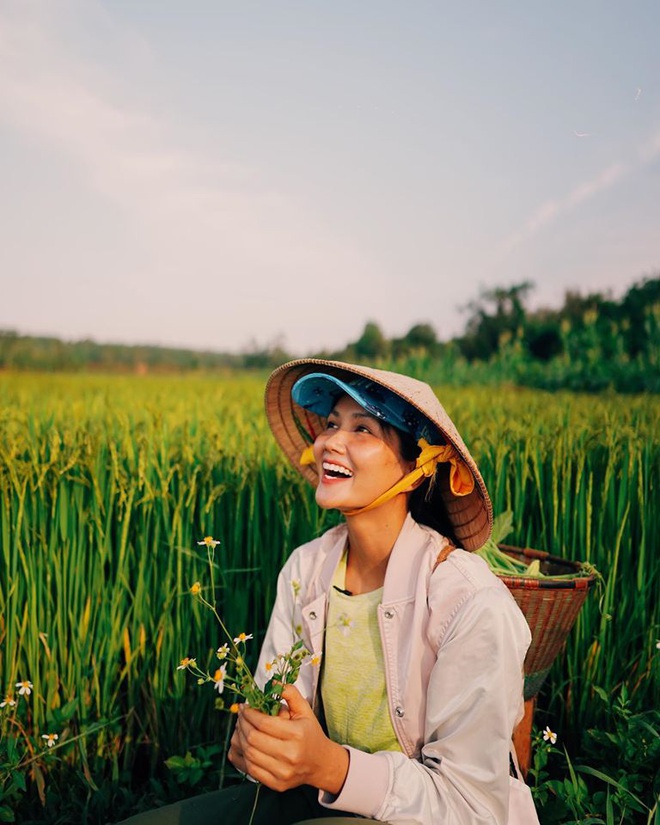 Bạn trai c&ugrave;ng HHen Ni&ecirc; về qu&ecirc;, kh&eacute;o nịnh nọt n&agrave;ng Hậu như vừa mắc phải lỗi lầm lớn: C&ograve;n chờ g&igrave;, c&ocirc;ng khai th&ocirc;i! - Ảnh 2.