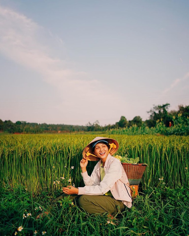 Bạn trai c&ugrave;ng HHen Ni&ecirc; về qu&ecirc;, kh&eacute;o nịnh nọt n&agrave;ng Hậu như vừa mắc phải lỗi lầm lớn: C&ograve;n chờ g&igrave;, c&ocirc;ng khai th&ocirc;i! - Ảnh 3.