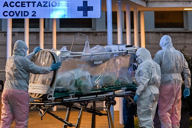 Số ca nhiễm COVID tại Italy vọt lên gần 28.000 người, Mỹ cân nhắc lệnh giới nghiêm, Canada đóng cửa đất nước - Ảnh 1.