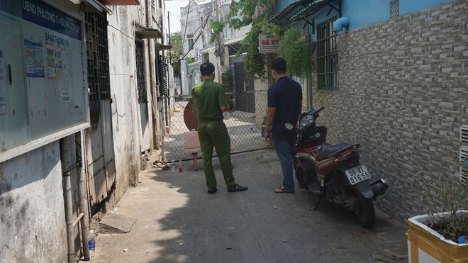 TP.HCM: Lực lượng chức năng phong toả đường, cách ly 6 hộ dân trong con hẻm quận Gò Vấp vì có người nghi nhiễm Covid-19 - Ảnh 2.