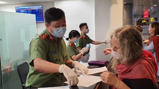 Có bao nhiêu người tiếp xúc với bệnh nhân 68 trên chuyến bay MI632 từ Singapore đến Đà Nẵng? - Ảnh 2.